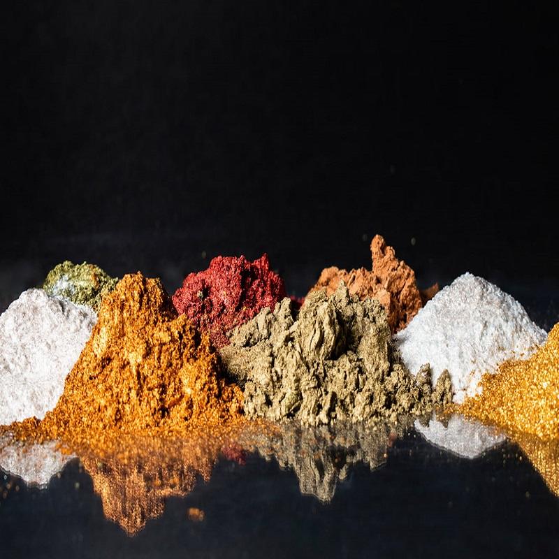 Can gold pigments be mixed with other pigments?